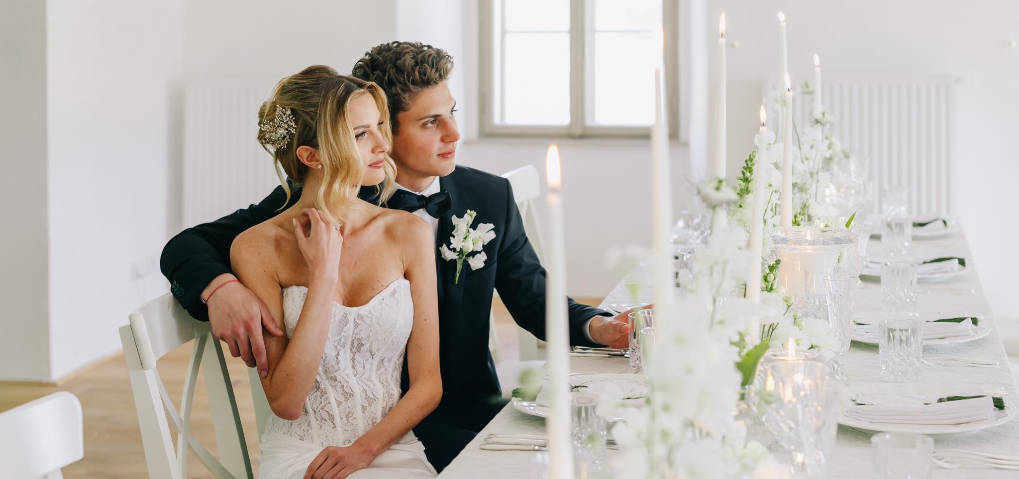 Nevesta a ženích sedia pri svadobnom stole, Naďa Rehová