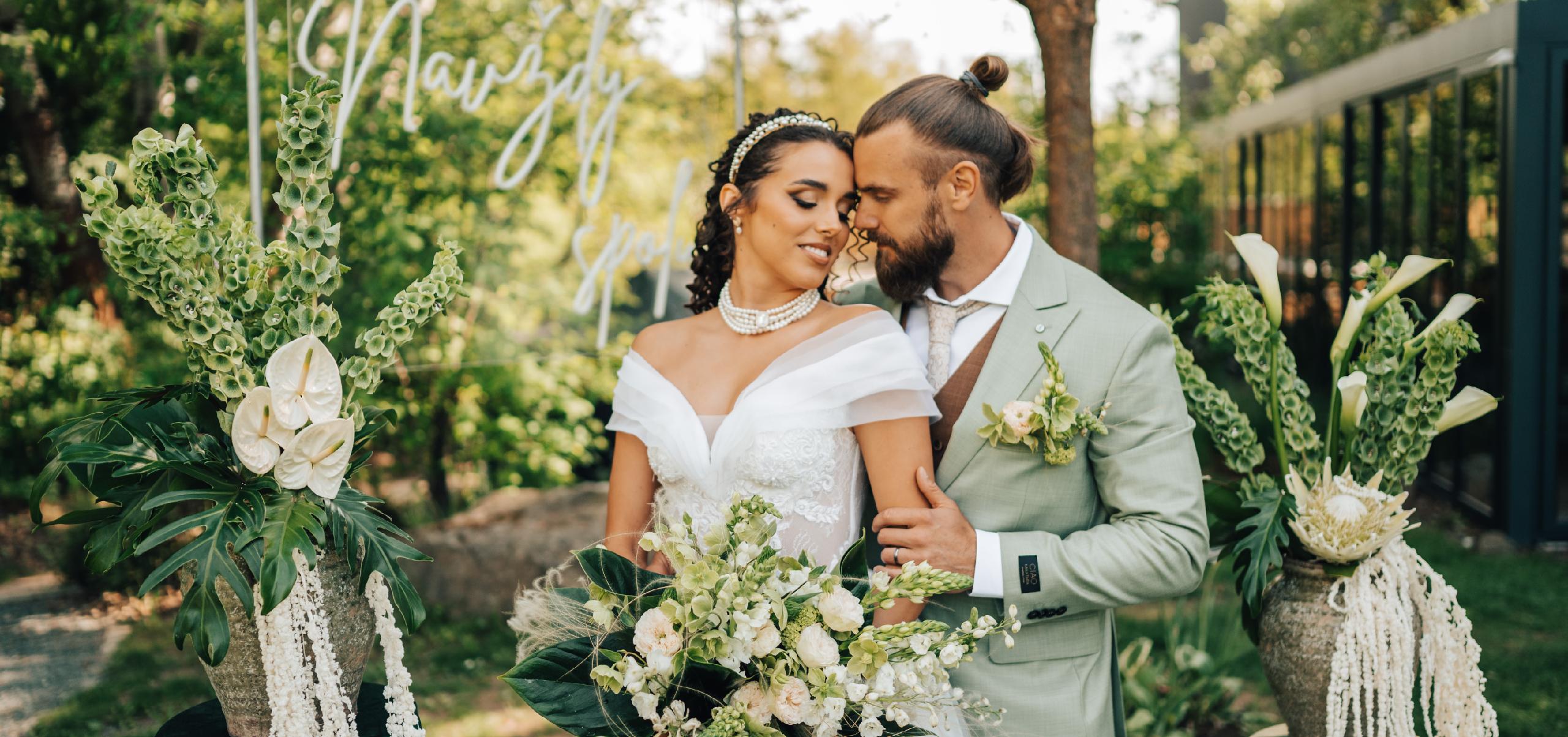 Nevesta a ženích sedia pri svadobnom stole, Naďa Rehová