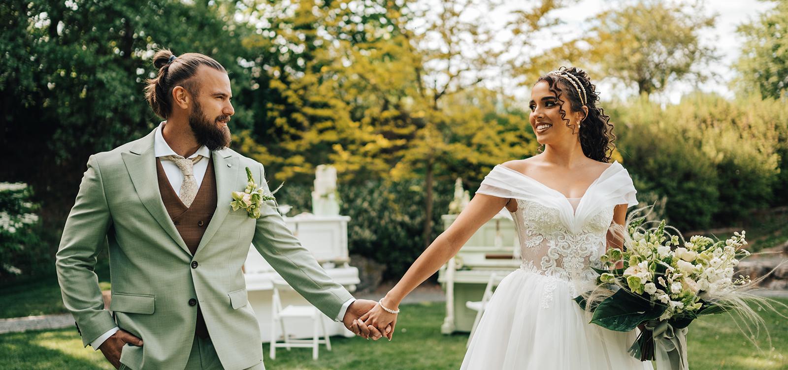 Nevesta a ženích sedia pri svadobnom stole, Naďa Rehová