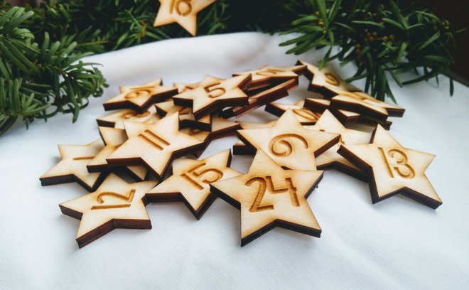Hviezdičky na adventný kalendár, drevené čísla