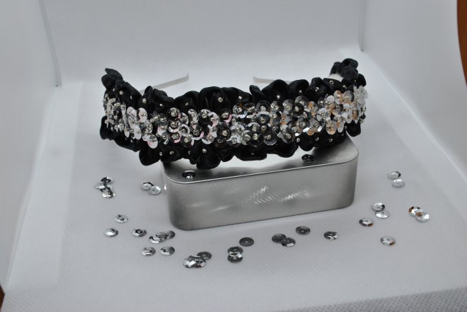 bohato zdobená plesová čelenka