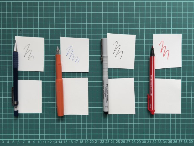 Stopa ceruzky, pera, fixy z líca i rubu