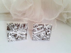 Náušnice - porcelánové platinové štvorčeky - 6914933_
