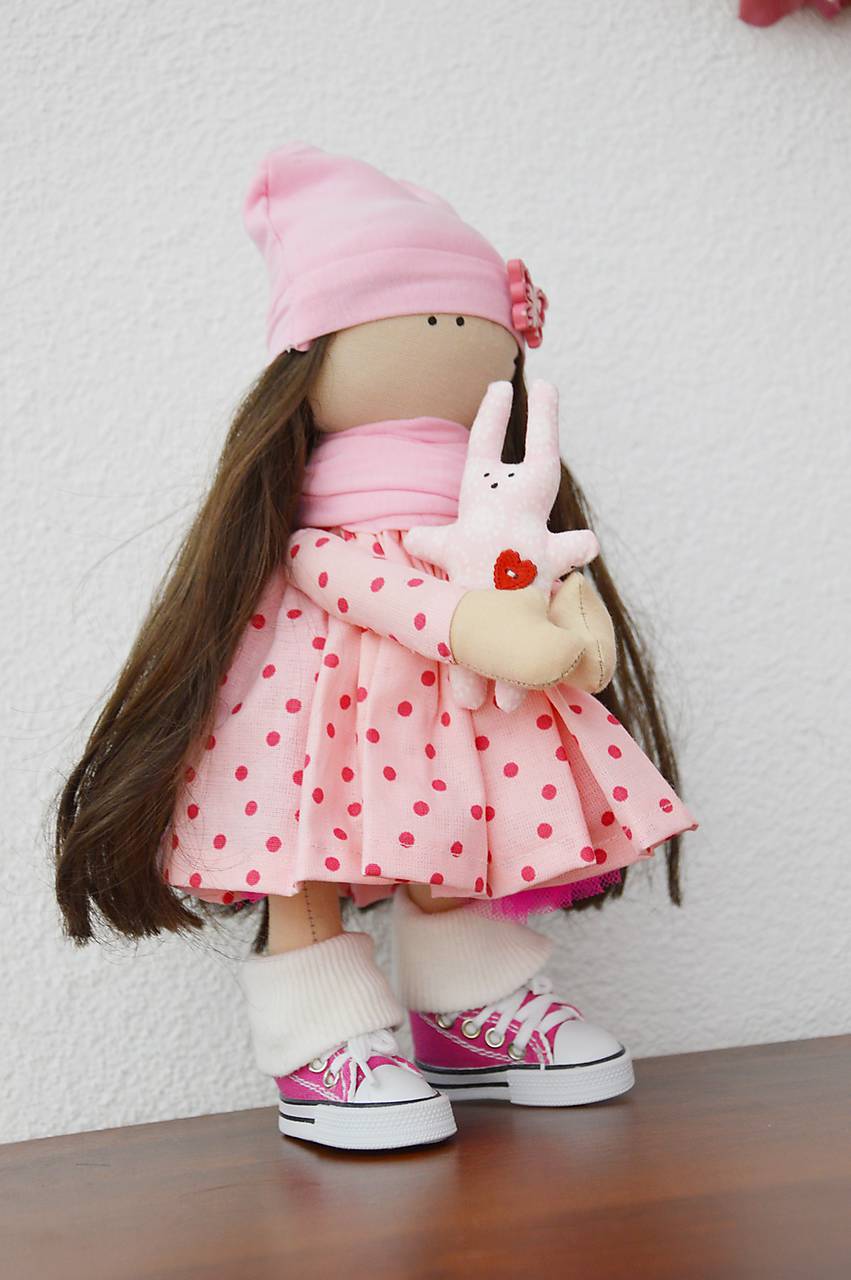 Malá ružová bábika v teniskách
