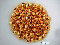 Korálky - Kovová korálka vyrezávaná 8 mm - zlatá - 6928338_