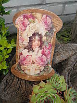 Vintage dřevěná špulka plochá Děvčátko v růžích