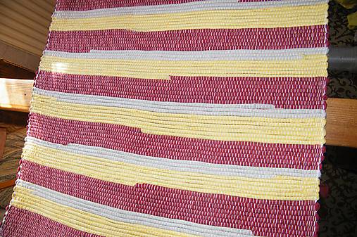 Tkaný koberec bordovo-žlto-béžový
