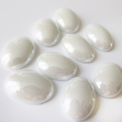 Sklenený perleťový kabošon / ovál 13x18mm (Biely)