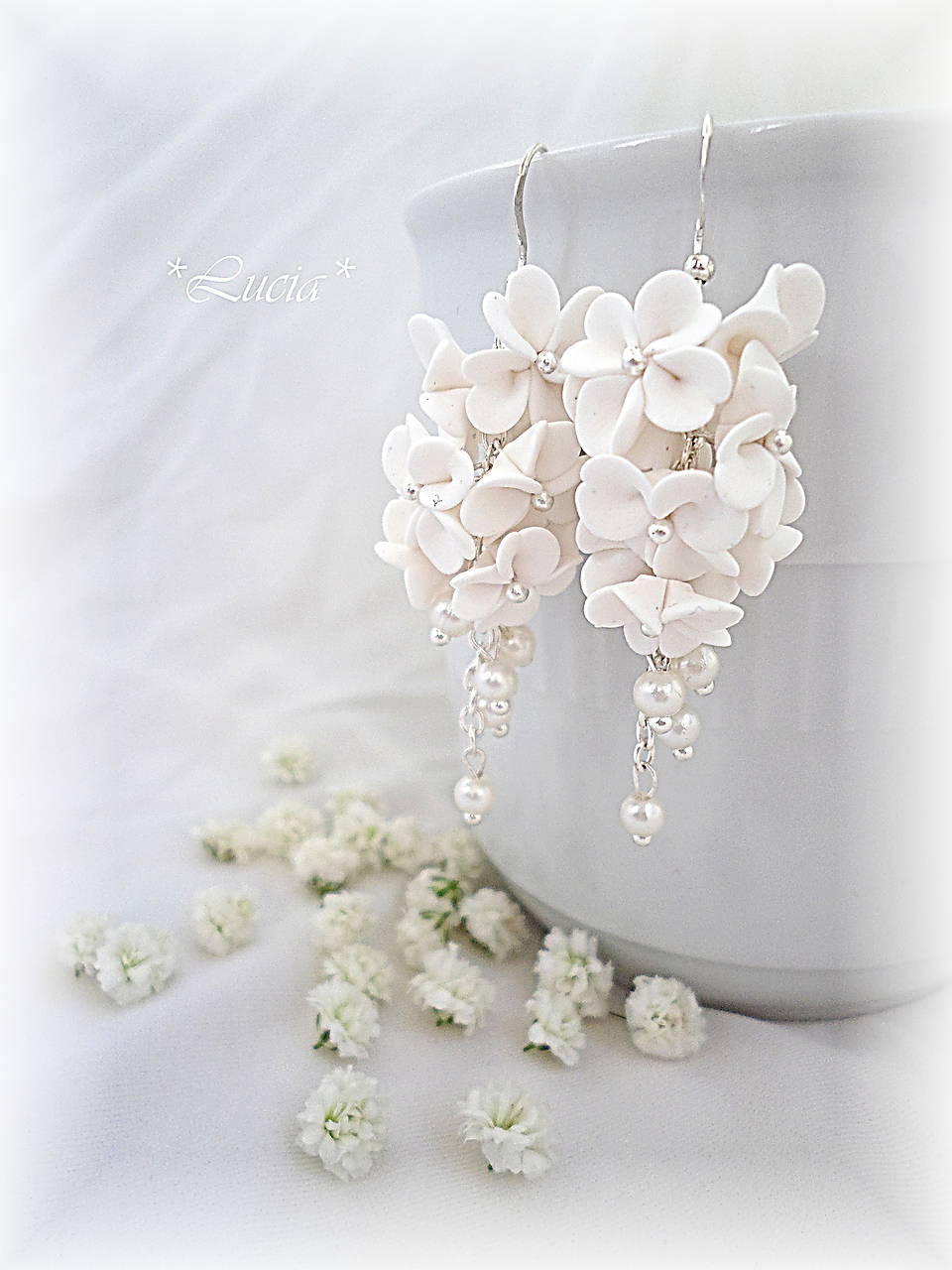 Srdiečkové kvetinky biele náušnice
