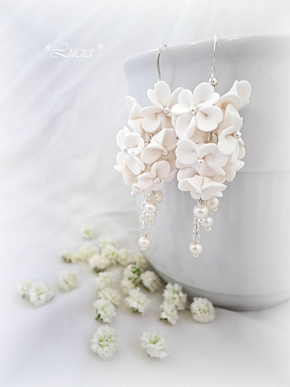 Srdiečkové kvetinky biele náušnice