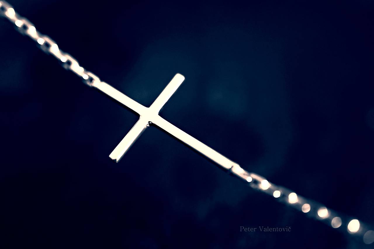 strieborný náhrdelník s krížikom