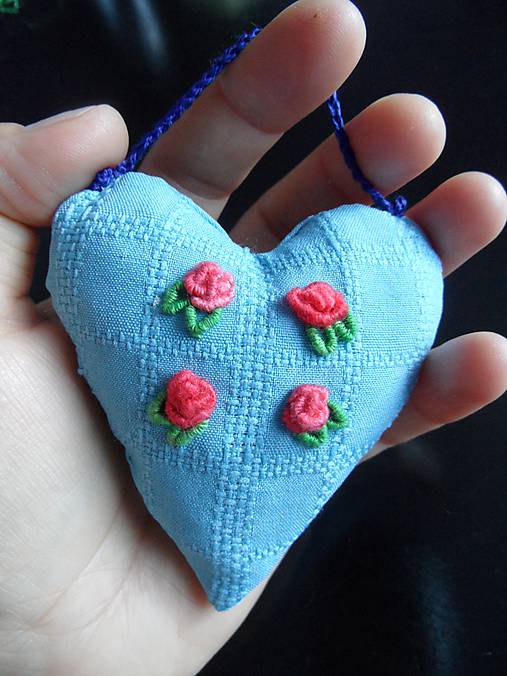 Dekorácie - vyšívané srdiečka - 7031234_