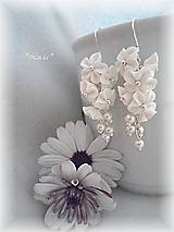 Náušnice - Kvetinkovo korálkové náušničky (biele kratšie) - 7035596_