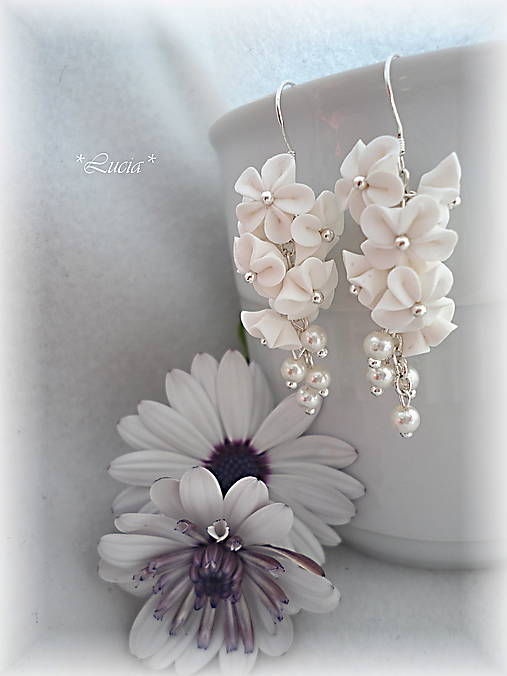 Kvetinkovo korálkové náušničky (biele kratšie)