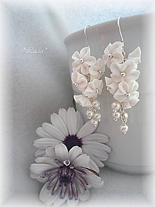 Náušnice - Kvetinkovo korálkové náušničky (biele kratšie) - 7035596_