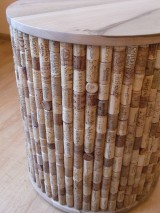 Korkový stolík ("Orech" (Wine cork table "Walnut"))