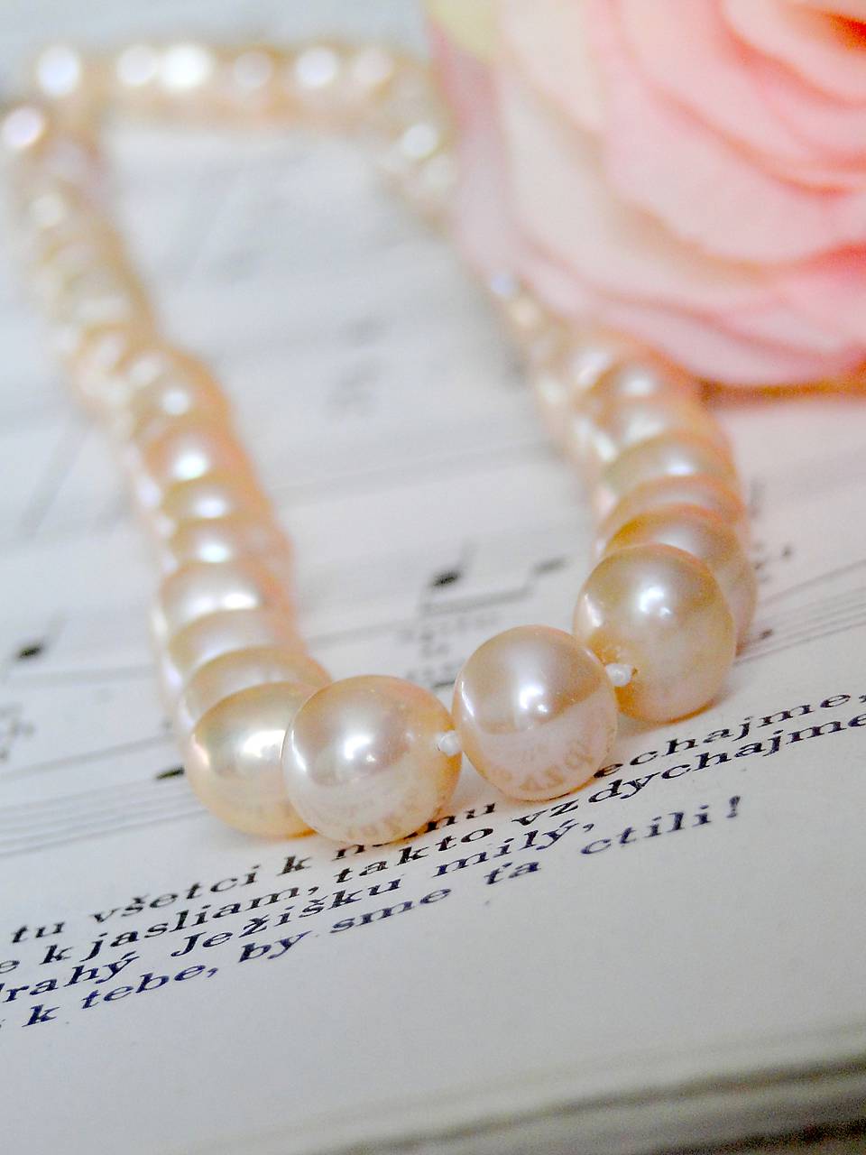 Freshwater Pearls Necklace / Náhrdelník zo sladkovodných pravých perál v broskyňovej farbe