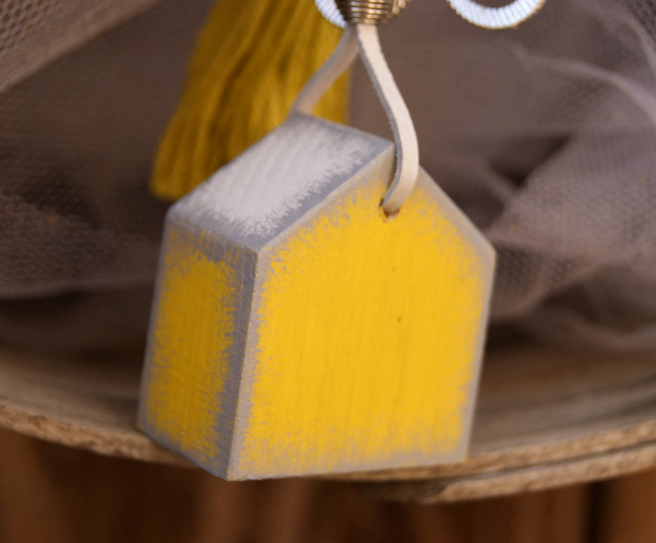 Žltý domček na tašku alebo kľúče