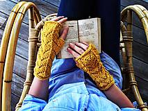 Rukavice - Jemnučké ručne pletené rukavičky s čipkovaným vzorom - 7062695_
