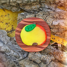 Brošne - FIMO drevené brošne ovocné (jablko) - 7102315_