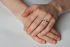 Prstene - Zásnubný prsteň / obrúčka obdĺžniková - predelená - 7116176_