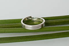 Prstene - Zásnubný prsteň / obrúčka obdĺžniková - predelená - 7116178_