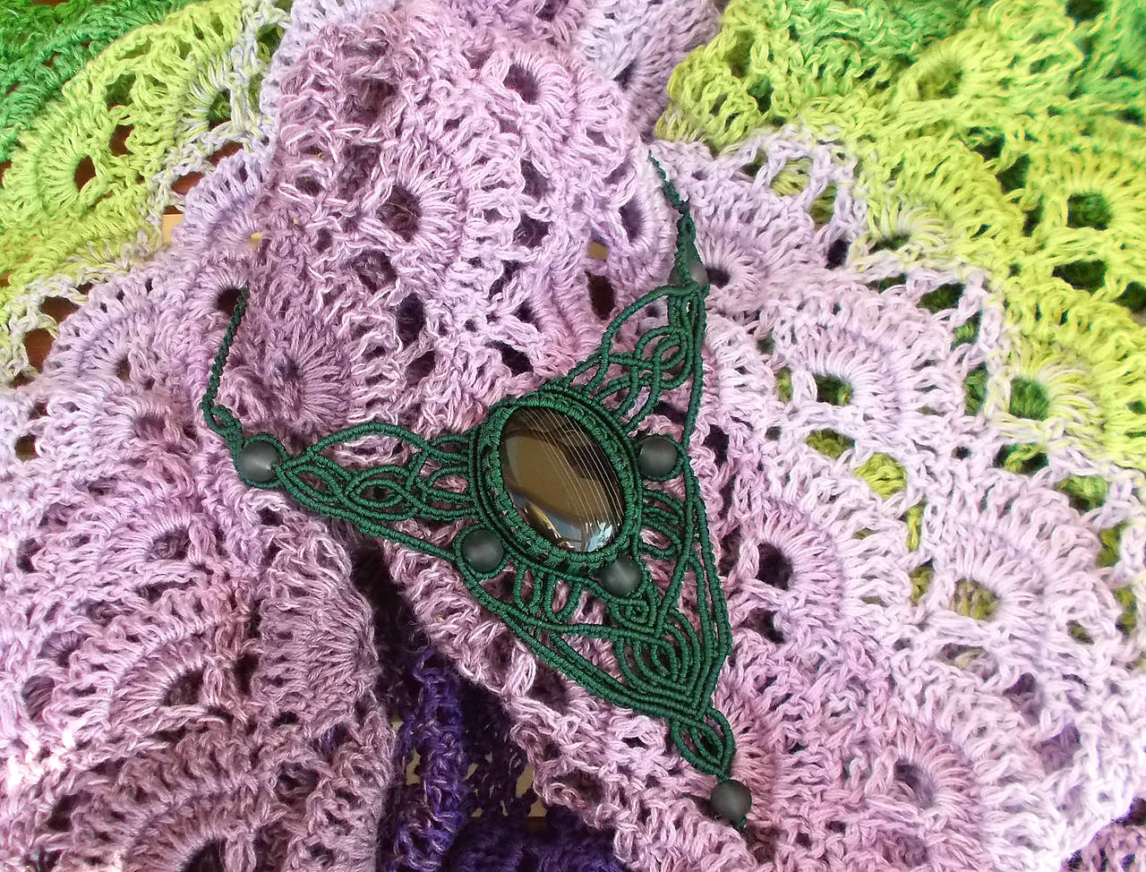 Dúhová fialovo-zelená háčkovaná šatka
