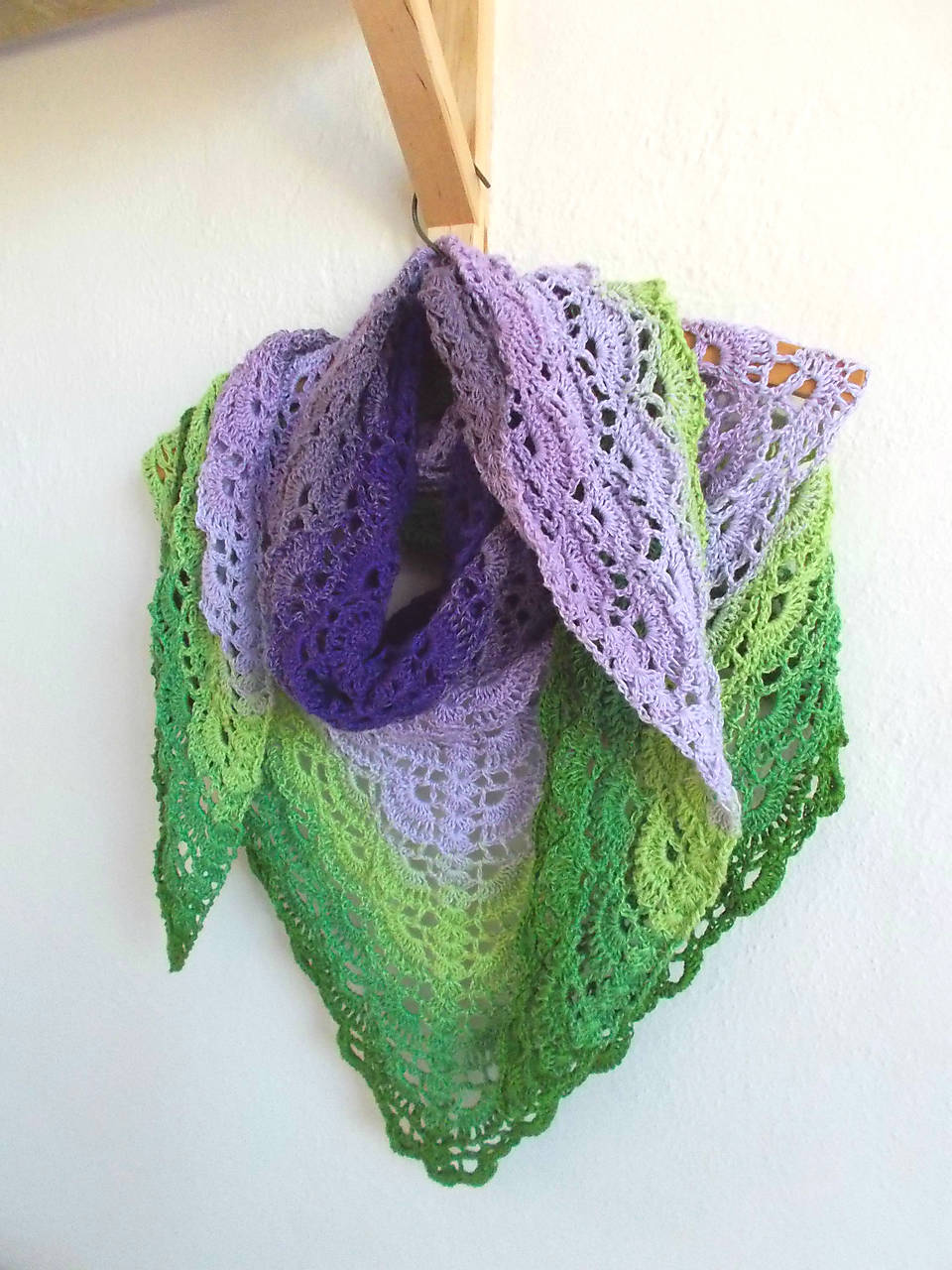 Dúhová fialovo-zelená háčkovaná šatka