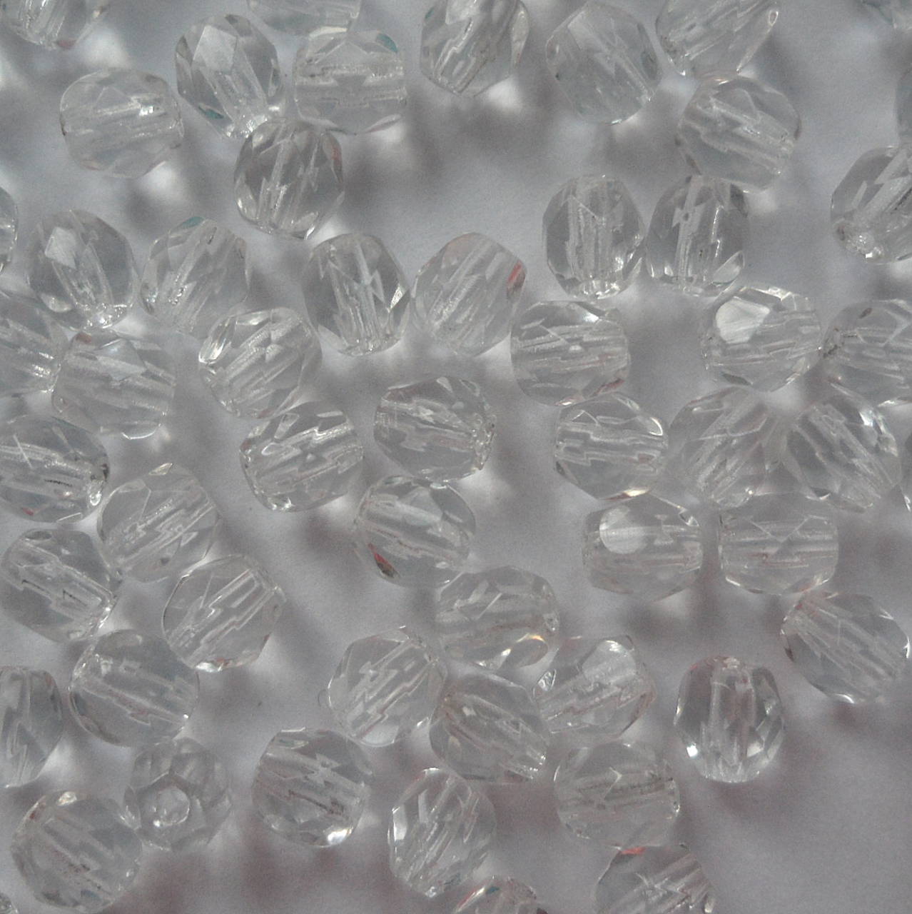 Sklenené brúsené korálky 4mm-1ks (17-krystal)