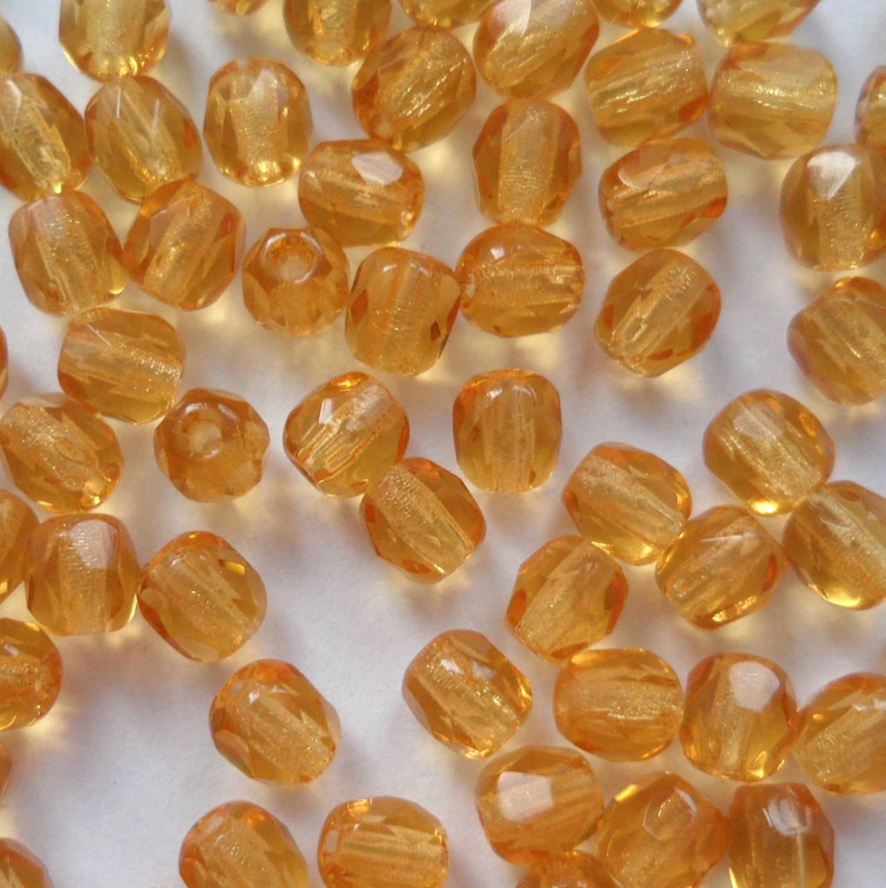 Sklenené brúsené korálky 4mm-1ks (16-sv.topaz)