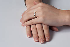Prstene - Zásnubný prsteň / obrúčka polkruhová - skosená - 7120319_