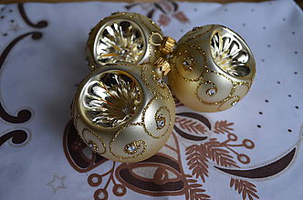 Dekorácie - Retro zlaté matné vypichované guličky s kamienkami - 7122720_