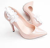 Ponožky, pančuchy, obuv - Biela svadba so štrasom a perleťou - klipy na topánky - 7129628_