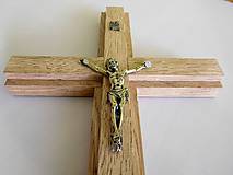 Dekorácie - svadobný drevený kríž dubový so zlatým korpusom / krížik - 7134170_