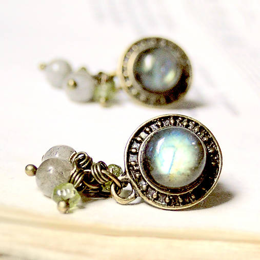 Náušnice - Labradorite & Peridot in Bronze / Náušnice s labradoritom a peridotom v bronzovom prevedení N0014 - 7143754_