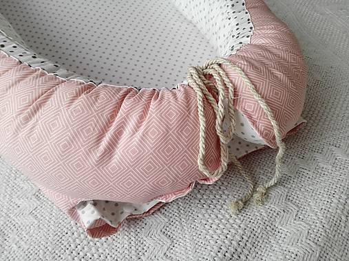 Hniezdo pre bábätko - ružovo biele s bodkami