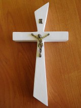svadobný drevený kríž so zlatým korpusom / krížik