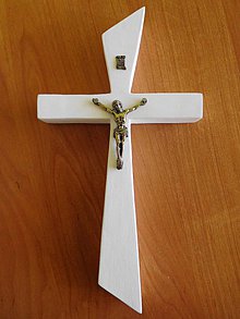 Dekorácie - svadobný drevený kríž so zlatým korpusom / krížik - 7142606_