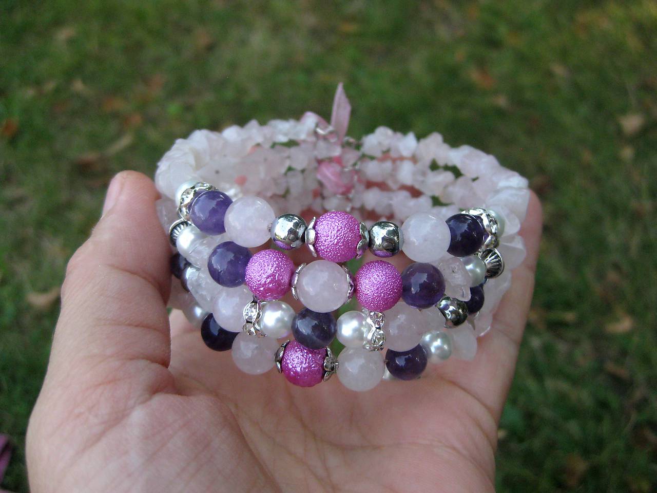Prírodný náramok s ruženínom a ametystom, znamenie, Baran, Strelec, kozorožec, Ryby č.551