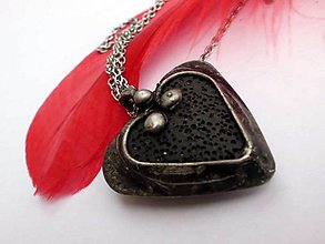 Náhrdelníky - cínovaný náhrdelník - čierne lávové srdce - 7169928_