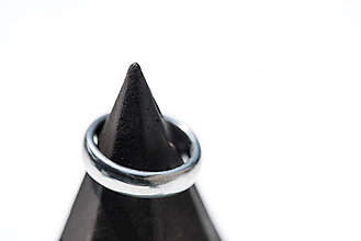Dekorácie - betónové ťažítko/držiak na prstene SAPPHIRE (čierna) - 7176607_
