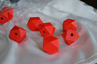 Korálky - Korálka hinoky polyhedron červená 20mm, 0.55€/ks - 7177802_