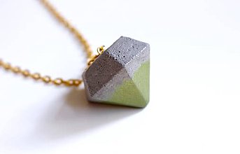Náhrdelníky - Betónový diamant zelená metalíza - 7182828_