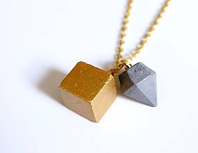 Náhrdelníky - Betónová kocka zlatá s diamantom - 7183159_