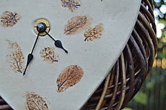 Hodiny - nástenné hodiny kameninové, srdcového tvaru,  s lístočkami " jeseň II " - 7188599_