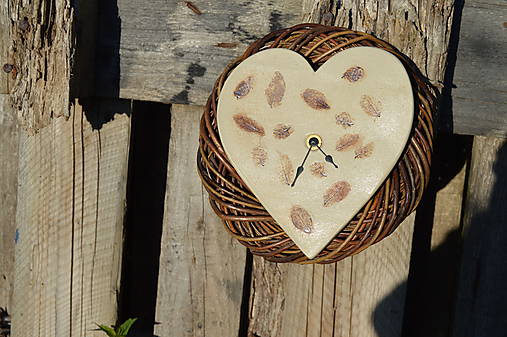 nástenné hodiny kameninové, srdcového tvaru,  s lístočkami " jeseň II "