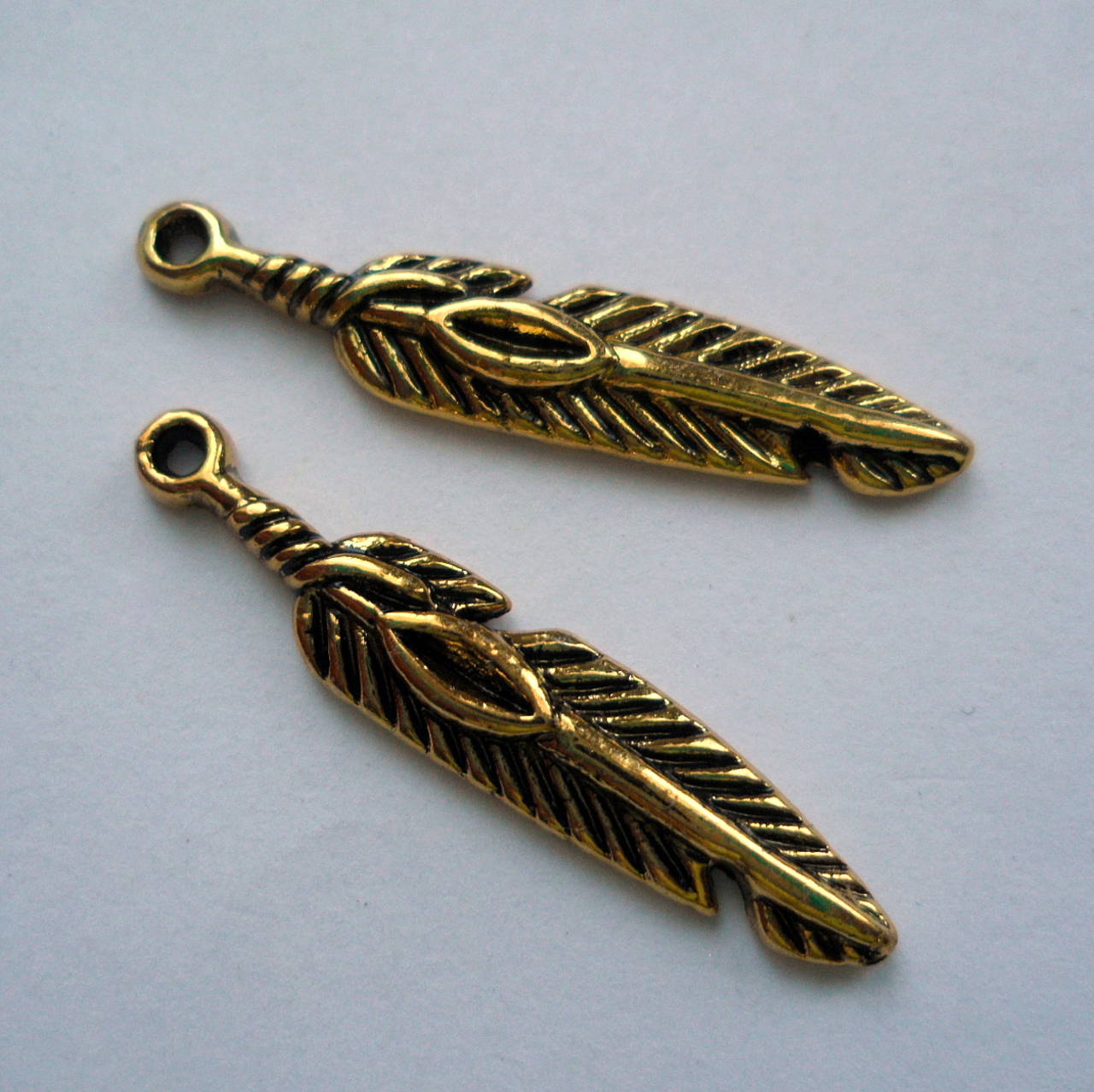 Prívesok pierko 27x5mm-st.zlato-1ks