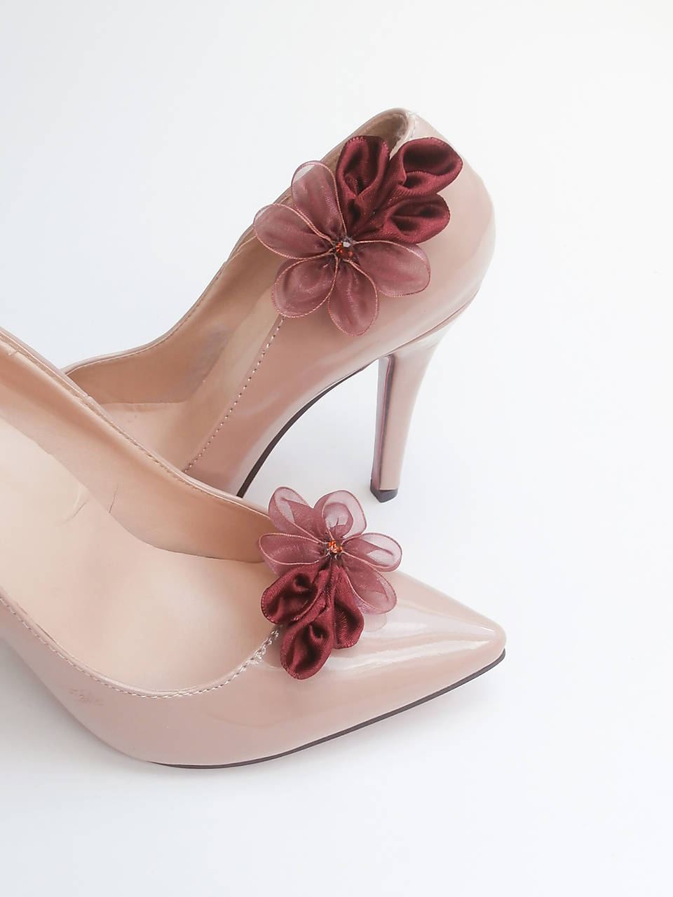 Bordovo vínové kvetinkové klipy na topánky