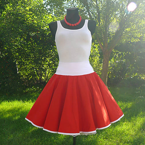 Červená kolová sukně
