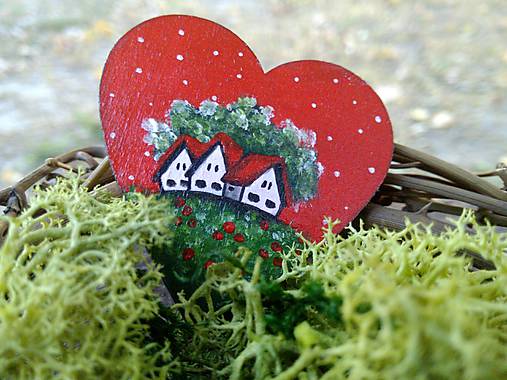 Drevená brošňa - domčeky v srdci